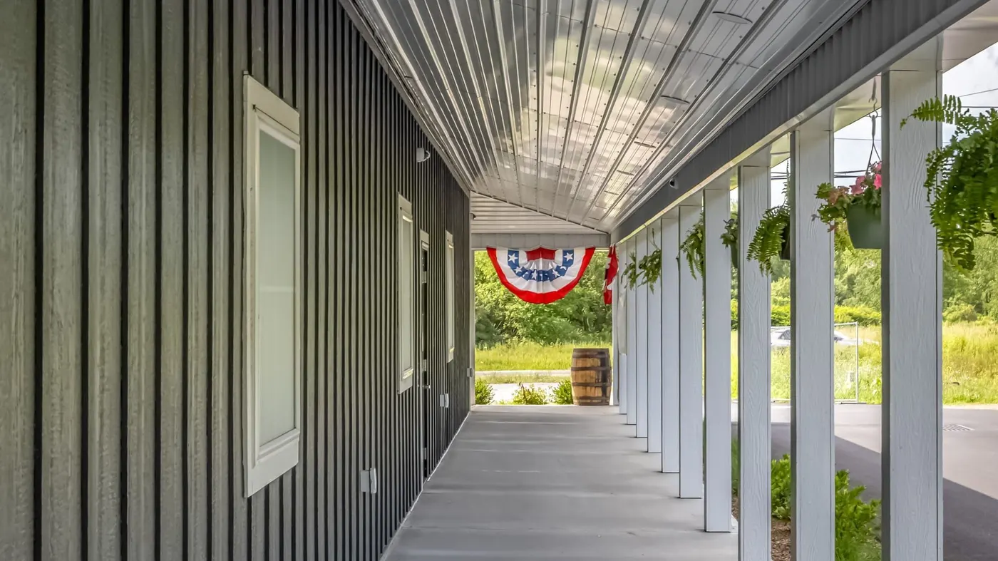 Covered walkway at Farmers Choice dispensary with hanging plants