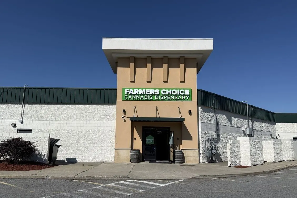 Exterior of Farmers Choice cannabis dispensary in Fishkill with green sign